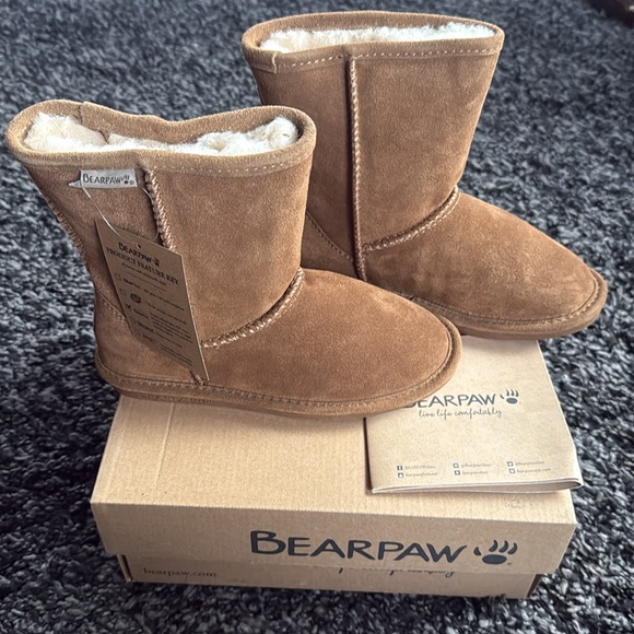 Bear paw, kids size 3
Real sheepskin
Brand New in box - Picture 1 of 7